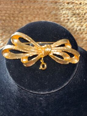 VINTAGE GOLD TONE BOW  BROOCH Pin